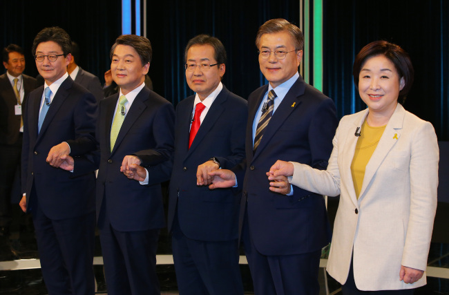 <YONHAP PHOTO-4066> 중앙선관위 토론회 참석한 대선후보 (서울 국회사진기자단=연합뉴스) 23일 오후 서울 여의도 KBS 본관에서 열린 중앙선관위 주최 대선후보 TV토론회에서 바른정당 유승민 후보(왼쪽부터), 국민의당 안철수 후보, 자유한국당 홍준표 후보, 더불어민주당 문재인 후보, 정의당 심상정 후보가 기념촬영을 하고 있다. 2017.4.23 photo@yna.co.kr/2017-04-23 20:44:42/ <저작권자 ⓒ 1980-2017 ㈜연합뉴스. 무단 전재 재배포 금지.>
<YONHAP PHOTO-4066> 중앙선관위 토론회 참석한 대선후보 (서울 국회사진기자단=연합뉴스) 23일 오후 서울 여의도 KBS 본관에서 열린 중앙선관위 주최 대선후보 TV토론회에서 바른정당 유승민 후보(왼쪽부터), 국민의당 안철수 후보, 자유한국당 홍준표 후보, 더불어민주당 문재인 후보, 정의당 심상정 후보가 기념촬영을 하고 있다. 2017.4.23 photo@yna.co.kr/2017-04-23 20:44:42/ <저작권자 ⓒ 1980-2017 ㈜연합뉴스. 무단 전재 재배포 금지.>