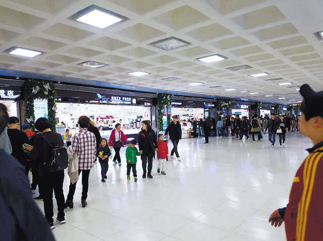 북적이는 제주공항 모습. 연휴를 앞둔 젊은 세대가 지갑을 열면서 각 항공사의 연휴기간 항공권이 매진되고, 휴가용품과 가정의달 선물을 구입하려는 소비자들로 유통업계는 북적이고 있다.