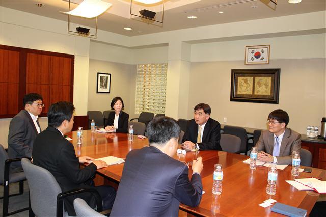 박영범 이사장(사진 가운데)이 지난 3월 6일 미국 실리콘밸리 K-Move센터를 방문해 IT전문가들과 간담회를 갖고 우리나라 청년의 미국취업을 위한 다양한 의견을 교환하고 있다.  [사진제공=산업인력공단]