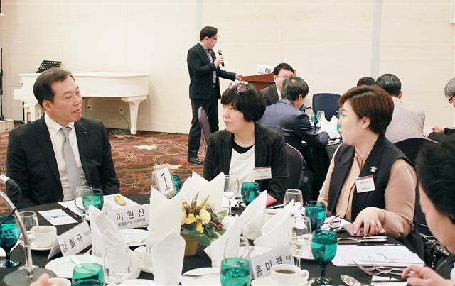 지난 3월 22일 서울 여의도 중소기업중앙회에서 진행된 ‘롯데홈쇼핑 파트너사와 경영투명성위원회 상생 간담회’에서 롯데홈쇼핑 이완신 대표이사(왼쪽 첫번째)와 파트너사 관계자들이 대화를 나누고 있다.