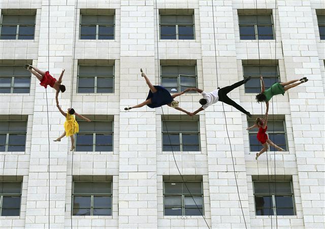 <YONHAP PHOTO-0674> Dancers from Bandaloop aerial dance troupe perform to a medley of songs and dances from the movie "La La Land" off the side of Los Angeles City Hall, during "La La Land Day" festivities Tuesday, April 25, 2017. Mayor Eric Garcetti proclaimed the honor for the musical that claimed six Academy Awards in February. (AP Photo/Reed Saxon)/2017-04-26 05:16:15/ <저작권자 ⓒ 1980-2017 ㈜연합뉴스. 무단 전재 재배포 금지.>