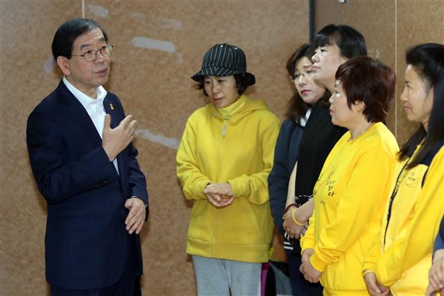 <YONHAP PHOTO-1583> 박원순, 목포신항서 세월호 유가족 면담 (목포=연합뉴스) 정회성 기자 = 박원순 서울시장(왼쪽)이 26일 오전 전남 목포신항을 찾아 세월호 유가족과 면담하고 있다. 2017.4.26 hs@yna.co.kr/2017-04-26 08:43:08/ <저작권자 ⓒ 1980-2017 ㈜연합뉴스. 무단 전재 재배포 금지.>