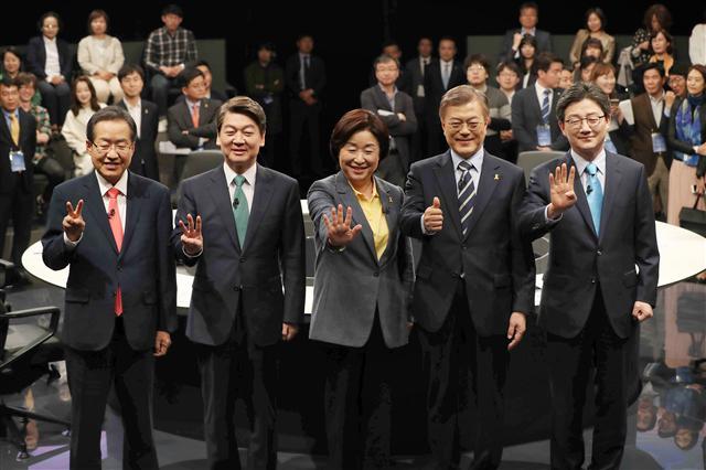 25일 오후 경기도 고양시 일산동구 빛마루 방송지원센터에서 JTBCㆍ중앙일보ㆍ한국정치학회 주최로 열린 2017 제19대 대통령 선거 후보 초청 토론회에서 자유한국당 홍준표 후보(왼쪽부터),국민의당 안철수 후보, 정의당 심상정 후보, 더불어민주당 문재인 후보, 바른정당 유승민 후보가 각자 자신의 기호를 손으로 표시하며 포즈를 취하고 있다.  [연합뉴스]