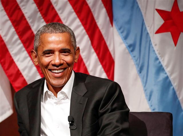 <YONHAP PHOTO-0390> Former U.S. President Barack Obama speaks during a meeting with youth leaders at the Logan Center for the Arts at the University of Chicago to discuss strategies for community organization and civic engagement in Chicago, Illinois, U.S., April 24, 2017. REUTERS/Kamil Krzaczynski/2017-04-25 02:20:13/ <저작권자 ⓒ 1980-2017 ㈜연합뉴스. 무단 전재 재배포 금지.>