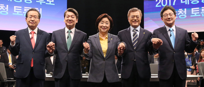 25일 오후 고양시 일산동구 빛마루 방송지원센터에서 JTBC·중앙일보·한국정치학회 주최로 열린 2017 제19대 대통령 선거 후보 초청 토론회에서 자유한국당 홍준표 후보(왼쪽부터),국민의당 안철수 후보, 정의당 심상정 후보, 더불어민주당 문재인 후보, 바른정당 유승민 후보가 손을 잡고 포즈를 취하고 있다. 박해묵 기자/mook@heraldcorp.com
25일 오후 고양시 일산동구 빛마루 방송지원센터에서 JTBC·중앙일보·한국정치학회 주최로 열린 2017 제19대 대통령 선거 후보 초청 토론회에서 자유한국당 홍준표 후보(왼쪽부터),국민의당 안철수 후보, 정의당 심상정 후보, 더불어민주당 문재인 후보, 바른정당 유승민 후보가 손을 잡고 포즈를 취하고 있다.[사진=국회사진기자단]