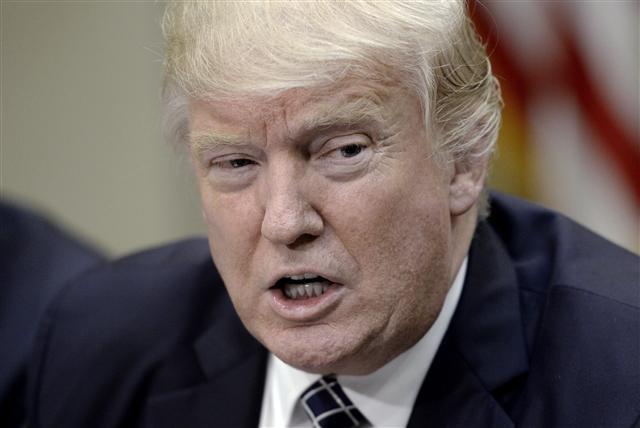 <YONHAP PHOTO-1092> epa05927763 US President Donald J. Trump (C) speaks after signing the Executive Order Promoting Agriculture and Rural Prosperity in America during a roundtable with farmers in the Roosevelt Room of the White House in Washington, DC, USA, on 25 April 2017. EPA/Olivier Douliery / POOL/2017-04-26 05:58:06/ <저작권자 ⓒ 1980-2017 ㈜연합뉴스. 무단 전재 재배포 금지.>
