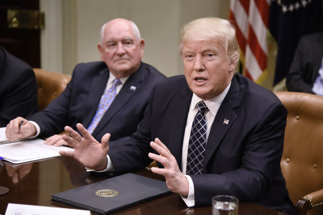 <YONHAP PHOTO-1243> U.S. President Donald Trump after signing the Executive Order Promoting Agriculture and Rural Prosperity in America as Agriculture Secretary Sonny Perdue looks on during a roundtable with farmers in the Roosevelt Room of the White House in Washington, DC, on April 25, 2017. Photo by Olivier Douliery/UPI/2017-04-26 06:48:10/ <저작권자 ⓒ 1980-2017 ㈜연합뉴스. 무단 전재 재배포 금지.>
<YONHAP PHOTO-1243> U.S. President Donald Trump after signing the Executive Order Promoting Agriculture and Rural Prosperity in America as Agriculture Secretary Sonny Perdue looks on during a roundtable with farmers in the Roosevelt Room of the White House in Washington, DC, on April 25, 2017. Photo by Olivier Douliery/UPI/2017-04-26 06:48:10/ <저작권자 ⓒ 1980-2017 ㈜연합뉴스. 무단 전재 재배포 금지.>