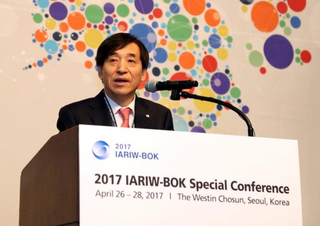 이주열 한국은행 총재가 26일 서울 소공동 웨스틴조선호텔에서 열린 ‘IARIW(국제 소득 및 부 연구학회)-BOK(한국은행) 컨퍼런스’에서 개회사를 하고 있다.