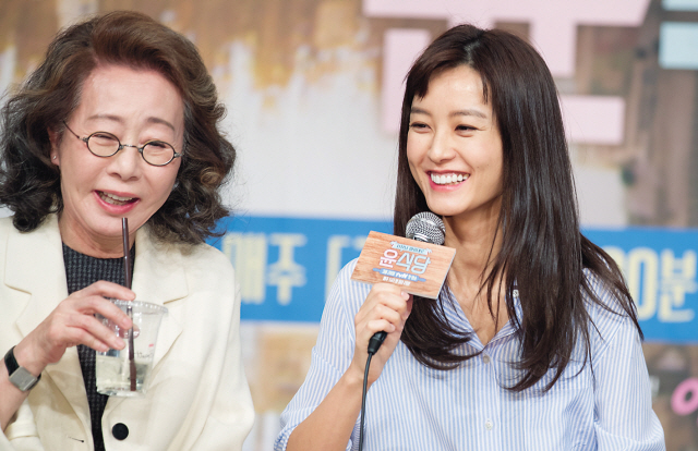 다큐같은 tvN 예능 ‘윤식당’이 보는 이들의 마음을 졸이게 하면서 재미를 더하고 있다. 사진에서의 모습처럼 잔뜩 긴장한채 마음은 급한데 요리는 안되는 윤여정과 뭔가 모든 것을 꿰고 있다는 듯 느긋한 모습의 정유미가 환상의 케미로 맛깔스런 연기를 담아낸다.