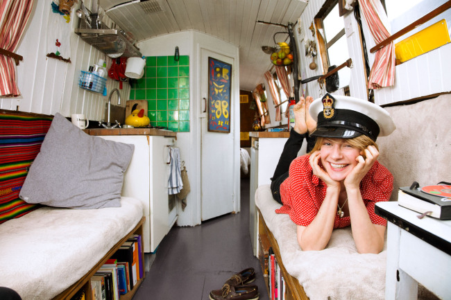Retts Wood on Her Boat, London, 2009 ⓒ Courtesy of The Selby [사진제공: 대림미술관] 포토그래퍼 레츠 우드(Retts Wood)의 집은 센트럴 런던(Central London)의 사설 선착장에 정박되어 있는 운하용 보트이다. 토드 셀비가 자신의 책에서 가장 마음에 드는 곳이라고 밝힌 레츠 우드의 공간은 아담하고 안락하며 생활에 꼭 필요한 것들로만 구성되어 있다. 보트를 한 번도 운전해본 적 없던 그녀는 무작정 배를 장만하여 닷새 간 런던 운하 이곳 저곳을 돌아다녔다고 한다. 인물사진 전문 포토그래퍼인 레츠 우드는 물 위를 유랑하며 버버리(Berberry), <엘르(Elle)>, <보그(Vogue)>등 유수의 패션 브랜드 및 잡지사와 작업하고 있다.