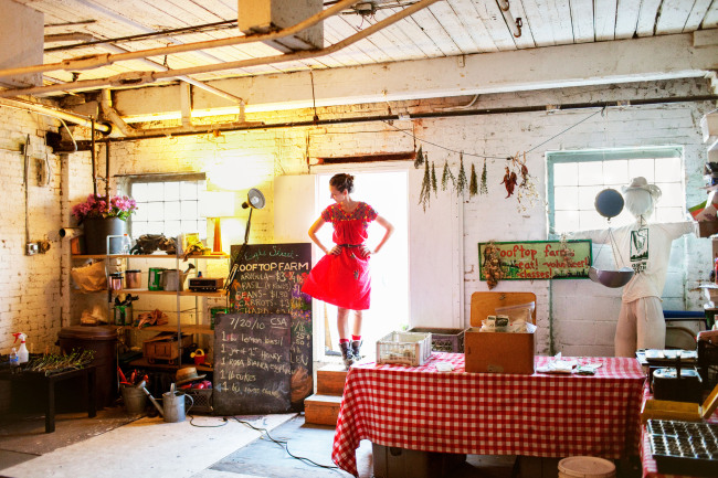 Annie Novak at her Rooftop Farm, Brooklyn, 2010 ⓒ Courtesy of The Selby [사진제공: 대림미술관] 뉴욕 브루클린(Brooklyn)에 위치한 이글 스트리트 옥상 농장(Eagle Street Farm)은 이름 그대로 옥상에 꾸려진 농장으로, 다양한 농작물과 꿀벌, 토끼, 닭들이 자라고 있다. 애니 노박(Annie Novak)은 사람들과 음식 간의 밀접한 관계에 흥미를 느끼고 옥상을 개조하여 농장을 만들었다. 여름에는 시원하고 겨울에는 온기가 유지되는 그녀의 도심 속 농장은 채소를 재배하는 것 외에도, 자갈과 타르로 뒤덮인 기존의 옥상보다 훨씬 재미있고 유익한 것들이 많다.