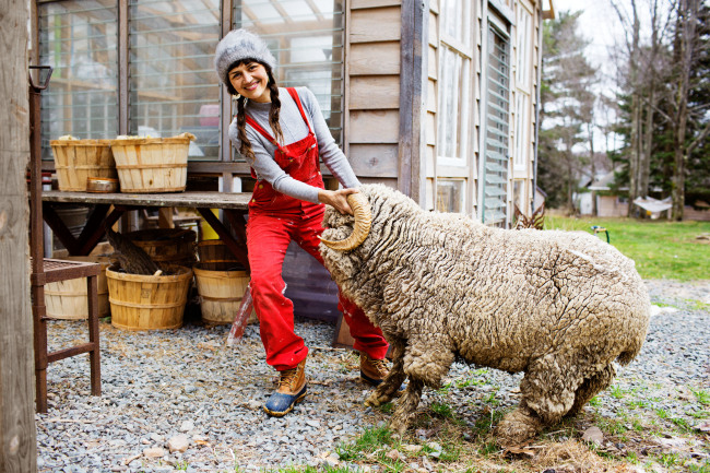 Ambika Conroy at Her Farm, Woodridge, NY, 2013 ⓒ Courtesy of The Selby [사진제공: 대림미술관] '암비카 콘로이(Ambika Conroy)는 친환경적인 디자인 의류를 만든다. 머쉬멜로우 뭉치 같은 16마리의 앙고라 토끼와 염소, 양을 키우며 매년 깎은 털로 실을 뽑고 모자와 스웨터를 짠다. 손수 만든 옷들은 자연에서 얻은 천연 재료로 염색하여 판매한다. 뉴욕 주 남부에 위치한 캐츠킬 산맥(Catskill Mountain)에서 어린 시절을 보낸 그녀에게 동물들은 유익한 소재이자 영감의 원천이다. 토드 셀비는 그녀의 토끼들 중 뽐내기를 좋아하는 매력적인 토끼 실베스터(Sylvester)를 가장 좋아한다.
