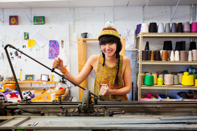 Lindsay Degen at her Studio, Brooklyn, 2013 ⓒ Courtesy of The Selby [사진제공: 대림미술관] 손뜨개 디자이너 린지 디건(Lindsay Degen)은 뉴욕에서 뜨개질로 다양한 시도를 하는 브랜드 디건(Degen)의 창립자이다. 그녀는 특별하고 독특한 형태의 의상과 액세서리를 만들며 니트의 경계를 확장한다. 뜨개질에 대한 그녀의 열정은 3살 때 할머니로부터 바늘 세트를 선물 받으면서 시작되었다. 유전학자인 부모님의 영향으로, 뜨개질 한 땀을 하나의 입자로, 손뜨개로 만들어진 작품을 분자나 바이러스 혹은 미생물로 이해한다.