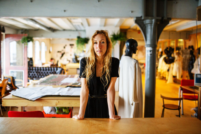 Iris Van Herpen at her Studio in Amsterdam, 2013 ⓒ Courtesy of The Selby [사진제공: 대림미술관]아이리스 반 헤르펜(Iris Van Herpen)은 최초로 3D 프린팅 드레스를 선보인 독보적인 패션 디자이너이다. 화려하고 초현대적인 그녀의 컬렉션을 들여다보면, 그 이면에 첨단기술과 새로운 재료의 사용 등 생소한 것들에 대한 호기심이 가득하다. 하이테크를 활용해 레이저 커팅된 예복, 봉제선 없는 라텍스 드레스 등 획기적인 의상을 제작한다. 그녀는 다양한 예술 분야의 인물들과 협업을 진행해오고 있으며, 그녀의 작품은 패션과 예술의 경계를 넘나든다.