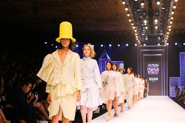 <YONHAP PHOTO-1401> (170425) -- HO CHI MINH CITY (VIETNAM), April 25, 2017 (Xinhua) -- Models present creations of Vietnamese designer Xuan Thu on the first day of the Vietnam International Fashion Week 2017 in Ho Chi Minh City, Vietnam, on April 25, 2017. Vietnam International Fashion Week 2017 is opened here from April 25 to April 28, presenting the latest spring-summer creations from designers. (Xinhua/Hoang Thi Huong)/2017-04-26 07:18:56/ <저작권자 ⓒ 1980-2017 ㈜연합뉴스. 무단 전재 재배포 금지.>