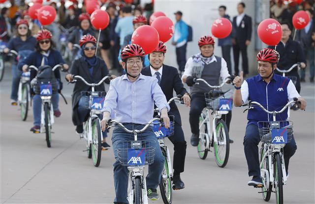 <YONHAP PHOTO-4503> 한강 달리는 따릉이 (서울=연합뉴스) 김인철 기자 = 26일 오후 서울 영등포구 원효대교 남단 불꽃계단에서 박원순 서울시장과 인도네시아 보험회사 AXA 임직원들이 서울 특별체험 프로그램의 하나로 자전거를 타고 있다. 2017.4.26 yatoya@yna.co.kr/2017-04-26 18:28:07/ <저작권자 ⓒ 1980-2017 ㈜연합뉴스. 무단 전재 재배포 금지.>