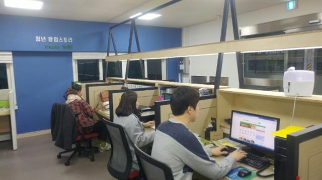 청년실업률이 두 자릿수를 기록하면서 20대 청년창업이 혁신형이 아닌 생계형 서비스로 집중되고 있어 우려를 낳고 있다. 이에 대한 대안으로 AI, IoT 등이 중심이 된 4차산업혁명이 청년창업의 새로운 기폭제가 될 것이라는 전망이 높다.  [헤럴드경제DB]