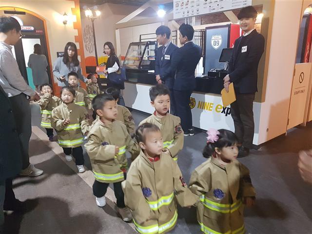 이천 삼성 숲 유치원 아이들이 리쏘빌에서 소방관 직업체험을 하고 있다. 이천점은 매장 전체를 ‘키즈 세상’으로 꾸민 것이 특징이다.