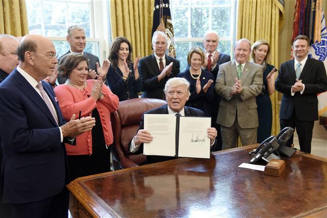 <YONHAP PHOTO-1091> U.S President Donald Trump signs a Memorandum on Aluminum Imports and Threats to National Security in the Oval Office of the White House in Washington, DC, on April 27, 2017. Photo by Olivier Douliery/UPI/2017-04-28 04:40:00/ <저작권자 ⓒ 1980-2017 ㈜연합뉴스. 무단 전재 재배포 금지.>