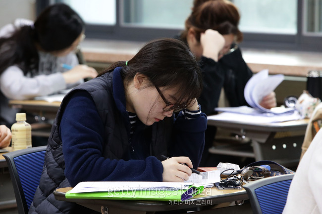 2016년 대학수학능력시험을 치르는 학생들 [출처=게티이미지]