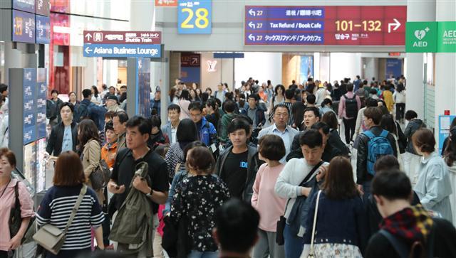 연차를 사용하면 최장 11일간의 황금연휴를 앞두고 28일 오전 인천공항 출국장 면세구역이 출국하는 여행객들로 붐비고 있다.  [연합뉴스]