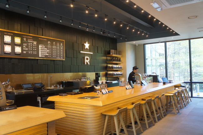 Starbucks Reserve bar at Gwanghwamun branch (Im Eun-byel/The Korea Herald)