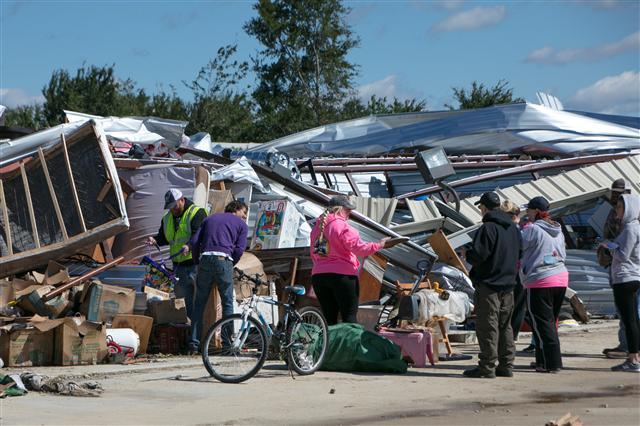 <YONHAP PHOTO-0680> (170430) -- CANTON (U.S.), April 30, 2017 (Xinhua) -- People salvage belongings after tornadoes in Canton, the United States, on April 30, 2017. At least five people were killed and 49 others injured Saturday night after tornadoes hit the northeastern part of the U.S. state of Texas. (Xinhua/Tian Dan)/2017-05-01 07:08:57/ <저작권자 ⓒ 1980-2017 ㈜연합뉴스. 무단 전재 재배포 금지.>