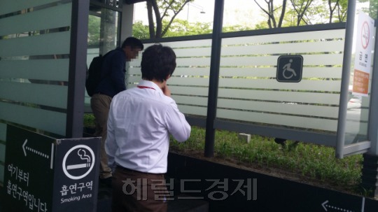 서울시청 인근에 설치된 흡연부스에서 담배를 피우고 있는 흡연자. [사진=헤럴드경제DB]