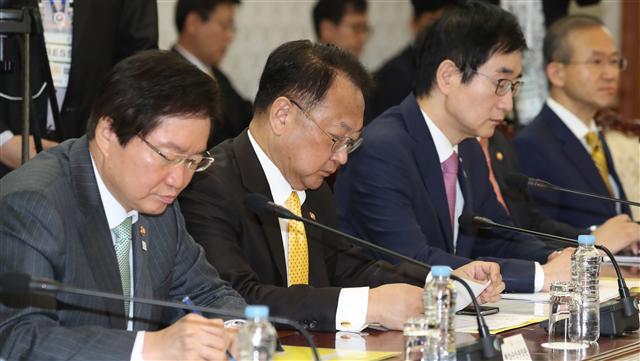 공공기관들은 지난해 인력을 1만명 이상 늘이는 가운데서도 부채를 5조4000억원 줄이는 등 재무구조 개선 성과를 냈지만, 부채 절대규모가 여전히 500조원에 달해 차기정부에서도 개혁에 박차를 가해야 할 것으로 지적되고 있다. 사진은 올 1월 공공기관운영위원회를 주재하는 유일호 부총리 겸 기획재정부 장관.  [헤럴드경제 DB]