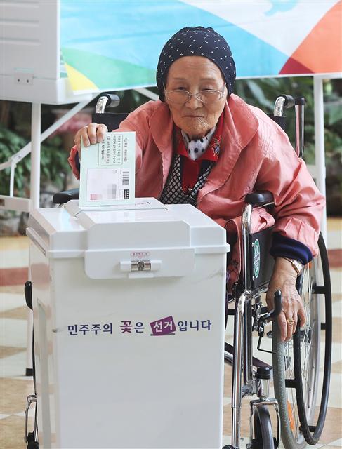 제19대 대통령선거를 8일 앞둔 1일 오전 경기도 수원시 권선구 중앙요양원에서 어르신이 거소투표를 하고 있다. 거소투표는 신체에 중대한 장애가 있어 거동할 수 없는 사람, 함정근무 군인·경찰 등 유권자가 일정한 사유로 인해 선거일 당일에 마련된 투표소로 직접 방문할 수 없는 경우 거처하는 곳에서 투표할 수 있는 투표방식이다. [연합뉴스]