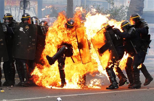 <YONHAP PHOTO-0019> TOPSHOT - French CRS anti-riot police officers are engulfed in flames as they face protesters during a march for the annual May Day workers' rally in Paris on May 1, 2017. / AFP PHOTO / Zakaria ABDELKAFI/2017-05-02 00:07:08/ <저작권자 ⓒ 1980-2017 ㈜연합뉴스. 무단 전재 재배포 금지.>