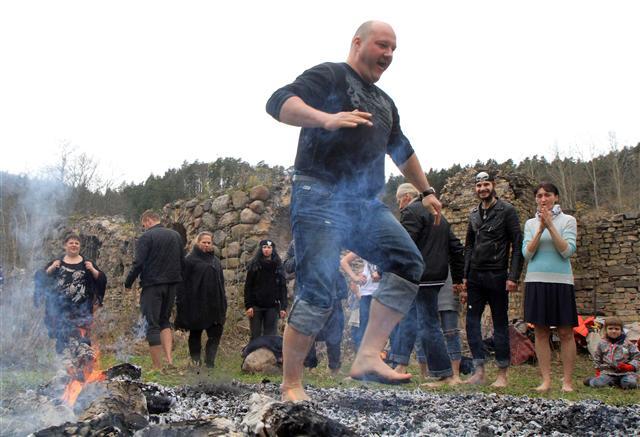 <YONHAP PHOTO-0698> A man walks on hot coals as he celebrates the so-called Walpurgis Night or Witches' Night in Vilnius, on May 1, 2017. / AFP PHOTO / Petras Malukas/2017-05-02 01:50:27/ <저작권자 ⓒ 1980-2017 ㈜연합뉴스. 무단 전재 재배포 금지.>