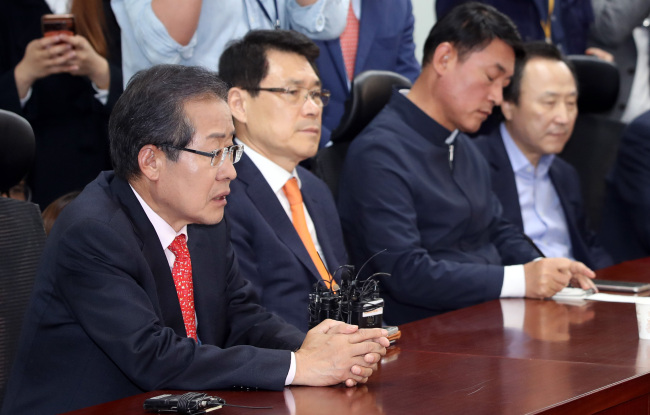 자유한국당 홍준표 대선 후보가 1일 밤 서울 여의도 의원회관에서 바른정당 의원들과 긴급 회동을 하고 있다.[사진=연합뉴스]
자유한국당 홍준표 대선 후보가 1일 밤 서울 여의도 의원회관에서 바른정당 의원들과 긴급 회동을 하고 있다.[사진=연합뉴스]