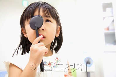 사람의 시력은 만 9~10세면 완성된다. 때문에 자녀가 유치원이나 초등학교 저학년에 다닐 때 시력 관리를 잘 해 줘야 한다. 사진은 관련 이미지. [헤럴드경제DB]
