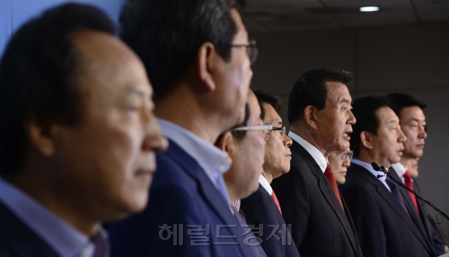 바른정당 탈당파 의원들이 2일 오전 서울 여의도 국회 정론관에서 탈당기자회견을 가지고 있다. [사진=박해묵기자/mook@heraldcorp.com]