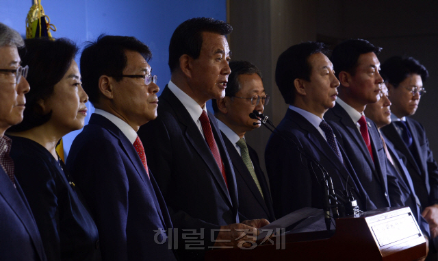 바른정당 의원 14명이 2일 오전 서울 여의도 국회 정론관에서 탈당 기자회견을 열고 있다. [사진=박해묵 기자/mook@heraldcorp.com]