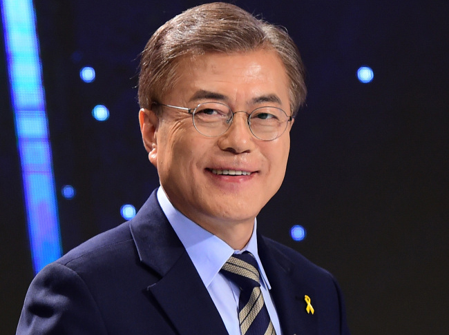 Moon Jae-in of the Democratic Party of Korea at Tuesday’s final presidential TV debate hosted by the National Election Commission. (Yonhap)