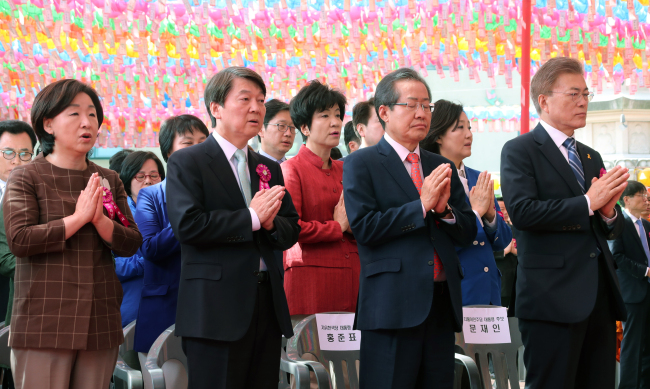 From left to right: Presidential candidates Sim Sang-jeong, Ahn Cheol-soo, Hong Joon-pyo and Moon Jae-in pray during a ceremony to mark the 2,561st anniversary of birth of Buddha at Jogyesa Temple in central Seoul on Wednesday. (Yonhap)