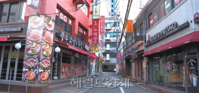 ‘황금연휴’에 한산해 보이는 서울시내 회사 밀집지역 근처의 한 식당가.