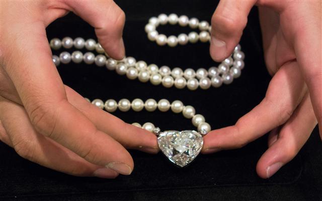 <YONHAP PHOTO-2257> 'La L?gend' heart-shaped 92 carat diamond is displayed May 3, 2017 at Christie's in New York. The 92 carat D Flawless heart shaped diamond pendant, along with other magnificent jewels, is scheduled to be auctioned at Christie's in Geneva May 17, 2017. / AFP PHOTO / Don EMMERT/2017-05-04 06:59:13/ <저작권자 ⓒ 1980-2017 ㈜연합뉴스. 무단 전재 재배포 금지.>