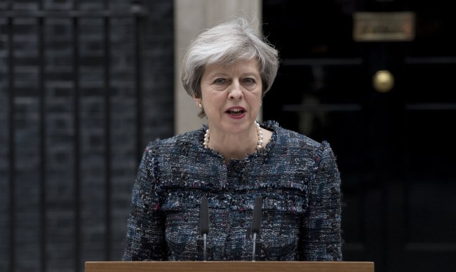 epa05942008 British Prime Minister Theresa May delivers a statement outside of No. 10 Downing Street after meeting the Queen at Buckingham Palace in London, Britain, 03 May 2017. May met with the Queen to request the dissolution of parliament. Prime Minister Theresa May has called a snap general election for 08 June. EPA/WILL OLIVER
epa05942008 British Prime Minister Theresa May delivers a statement outside of No. 10 Downing Street after meeting the Queen at Buckingham Palace in London, Britain, 03 May 2017. May met with the Queen to request the dissolution of parliament. Prime Minister Theresa May has called a snap general election for 08 June. EPA/WILL OLIVER