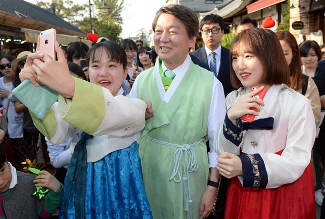 국민의당 안철수 대선후보가 3일 오후 전북 전주 한옥마을을 방문해 한복집에서 초록색 두루마기를 입고 시민들과 기념사진을 찍고 있다. [연합뉴스]