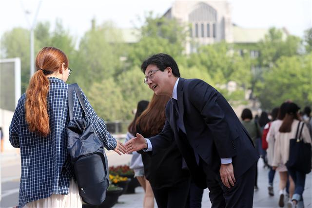 바른정당 유승민 대선후보가 4일 오전 서울 이화여자대학교에서 학생들과 인사하고 있다. [연합뉴스]