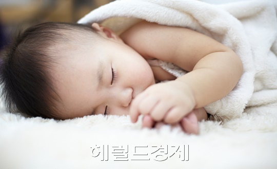 자기 전 TV나 스마트폰을 사용하는 어린이는 수면을 유도하는 호르몬인 멜라토닌 농도가 떨어져 숙면에 지장을 받을 수 있다. 사진은 관련 이미지. [헤럴드경제DB]