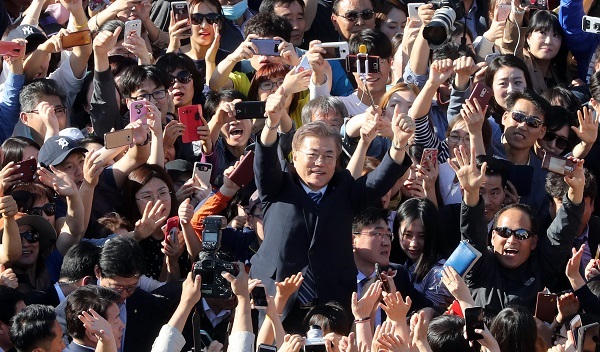 Moon Jae-in, presidential candidate of the Democratic Party, gives the thumbs-up to a crowd on the campaign trail in Jinju, 434 kilometers southeast of Seoul, on May 3, 2017. (Yonhap)