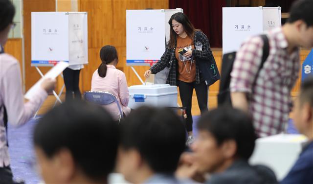 제19대 대통령선거 사전투표 첫날인 4일 대전 유성구 온천2동 사전투표소(어은중 체육관)에서 대학생들이 사전투표를 하고 있다.  [연합뉴스]
