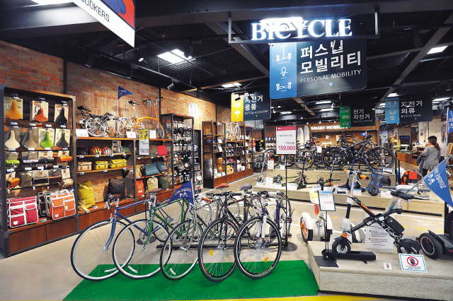 이마트가 지난 3월 영등포점 일렉트로마트에 오픈한 ‘스마트모빌리티’ 편집숍 ‘M라운지’ 전경. 전기자전거에 대한 규제가 완화되면서 업체들은 판매망을 서둘러 갖추고 있다.