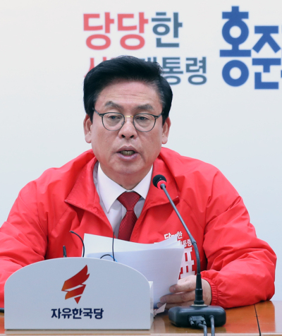 자유한국당 정우택 중앙선거대책위원장이 4일 오후 서울 여의도 당사에서 세월호 인양 지연 의혹 보도 관련 입장을 말하고 있다. [사진제공=연합뉴스]
