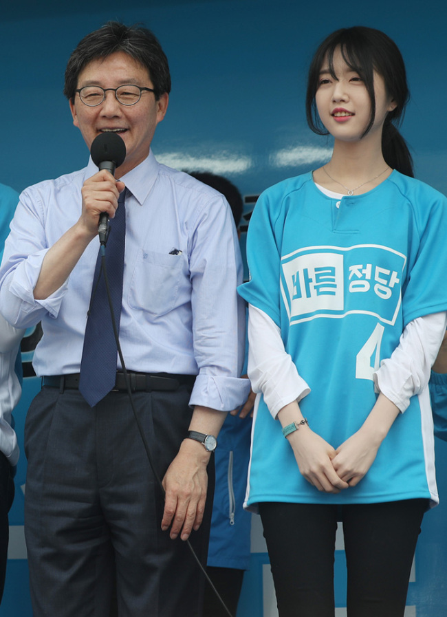 유승민 바른정당 대선후보가 4일 오후 서울 건국대학교 앞 네거리에서 선거 유세를 하던 중 딸 유담씨를 소개하고 있다. 사진=연합뉴스]