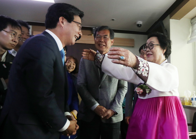 바른정당 유승민 대선후보가 6일 오전 경기도 광주 나눔의집을 방문, 일본군 위안부 피해자 이용수 할머니와 포옹을 하고 있다. [사진=연합뉴스]
바른정당 유승민 대선후보가 6일 오전 경기도 광주 나눔의집을 방문, 일본군 위안부 피해자 이용수 할머니와 포옹을 하고 있다. [사진=연합뉴스]